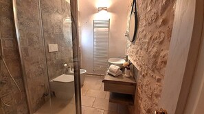 Suihku, hiustenkuivaaja, bidee, pyyhkeet