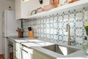 Mikrowelle, Ofen, Geschirrspüler, Wasserkocher mit Kaffee-/Teezubehör