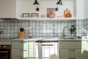 Four à micro-ondes, un four, lave-vaisselle, cafetière-théière