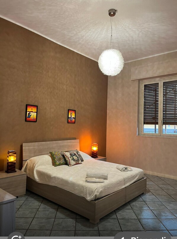 2 عدّة غرف نوم ومكواة/لوح كي وسرير سفر وواي فاي