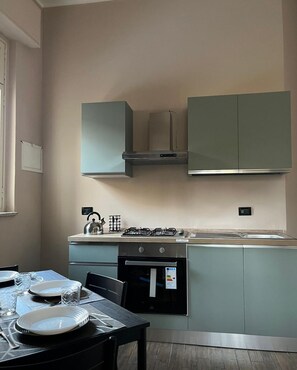 Kaffetrakter/tekoker, kaffekvern og kjøkkenutstyr