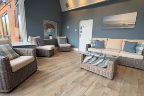 Smart TV, fireplace, offices - Elegant Home with Pool & Sauna near Golf Course (Kington)