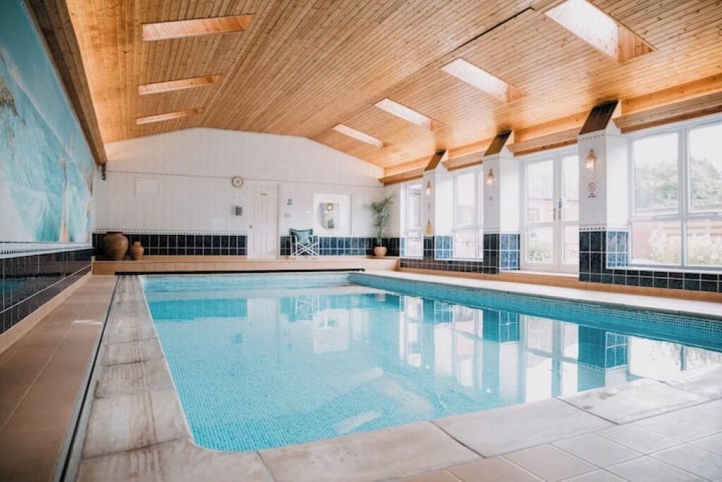 Innendørsbasseng og et oppvarmet basseng