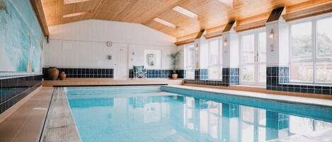 Innendørsbasseng og et oppvarmet basseng