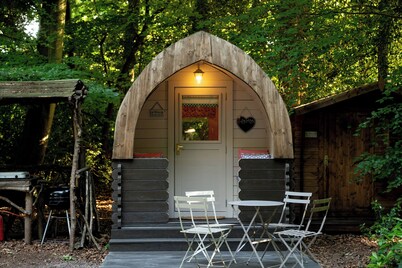 Cosy Daisy Glamping pod in secluded woodland setting