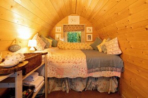 1 bedroom, bed sheets