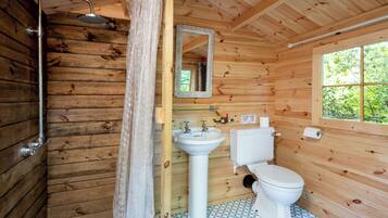 Douche, serviettes fournies, papier toilette