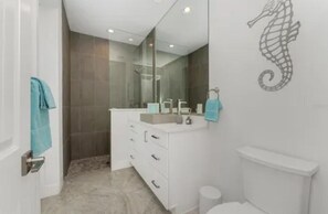 Een douche, een haardroger, handdoeken, zeep