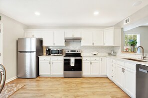 Stort kylskåp, mikrovågsugn, ugn och spishäll