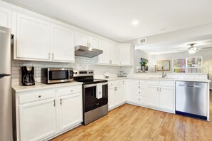 Großer Kühlschrank, Mikrowelle, Ofen, Herdplatte