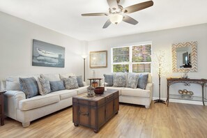 Living area - Fun In The Sun (Tybee Island)