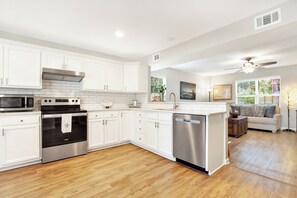 Großer Kühlschrank, Mikrowelle, Ofen, Herdplatte