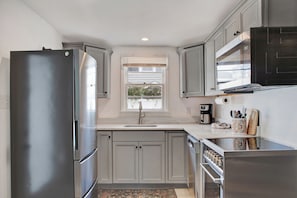 Full-size fridge, microwave, oven, stovetop - Hiatus House (Savannah)