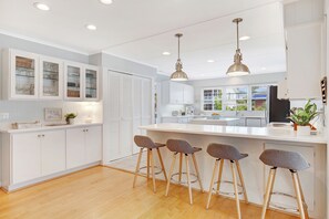 Grand réfrigérateur, micro-ondes, four, plaque de cuisson