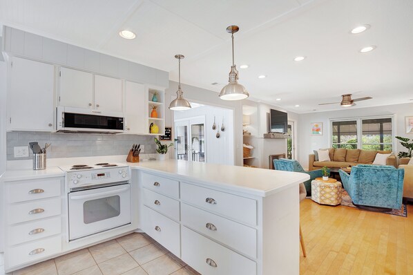 Full-size fridge, microwave, oven, stovetop