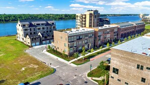 Exterior - Upper East River (Savannah)