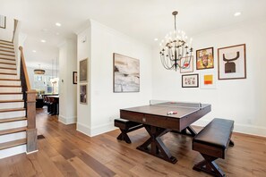 Standard-Stadtwohnung | Essbereich im Zimmer