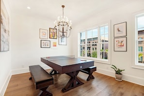Standard Townhome | In-room dining - Upper East River (Savannah)