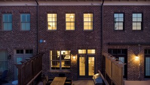 Exterior - Upper East River (Savannah)