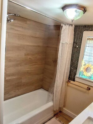 Towels, soap, shampoo, toilet paper - Beula 1869 cabin in "The Land" (Calico Rock)