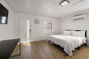 Desk, iron/ironing board, WiFi, bed sheets - Chic City Retreat 89 – For 2 (Columbus)