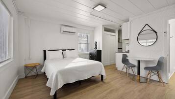 Een bureau, een strijkplank/strijkijzer, wifi, beddengoed