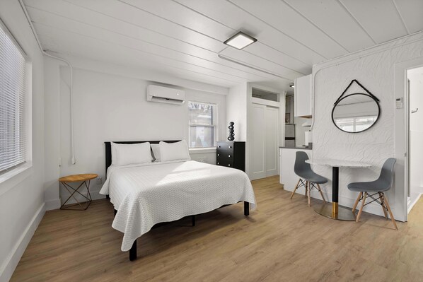 Een bureau, een strijkplank/strijkijzer, wifi, beddengoed