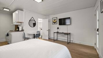 Escriptori, planxa i posts de planxar, wifi i roba de llit