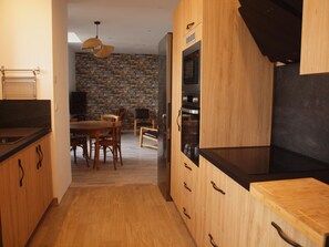 Fridge, microwave, oven, stovetop - "La Côte de l'Or", fully-equipped gîte for 4 to 6 people; plus swimming pool, whirlpool... (Sallèles-d'Aude)