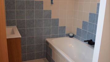 Douche, sĂšche-cheveux, serviettes fournies