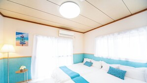 Ein Hotelzimmer mit einem großen Bett, einem kleinen Tisch mit einer Lampe und einem Wandzeichen.