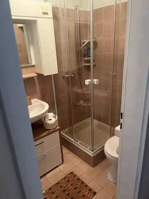 Haartrockner, Handtücher, Seife, Toilettenpapier