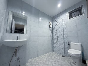 Regadera, secadora de cabello, toallas, papel de baño