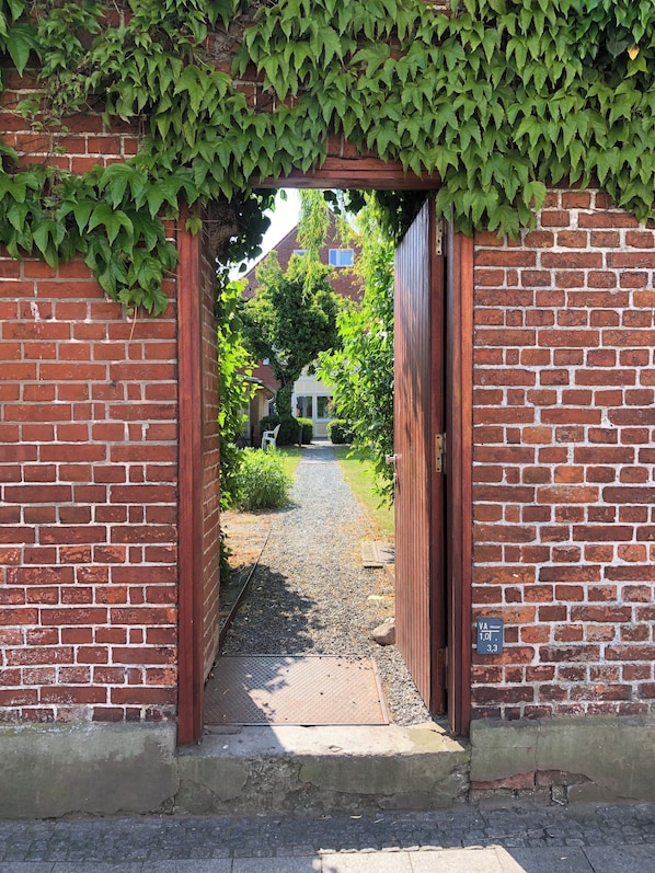 Exterior detail - Vacation on the Trave - with a garden view (Lübeck)