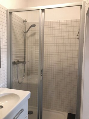 Dusche, Handtücher, Seife, Toilettenpapier
