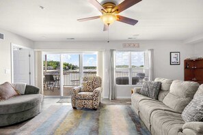 Télévision, cheminée, jeux vidéo, lecteur de DVD