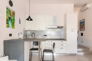 Fridge, oven, coffee/tea maker, electric kettle