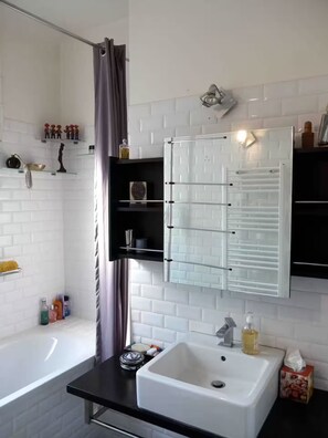 Hårtørrer, håndklæder, Sæbe, Toiletpapir