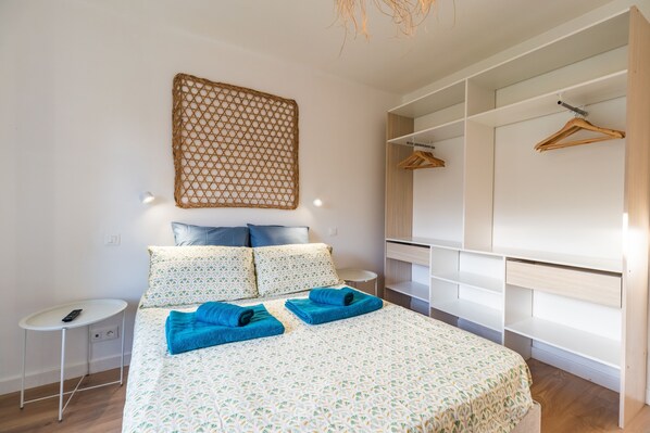 2 bedrooms, iron/ironing board, bed sheets