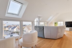 TV, fireplace, stereo