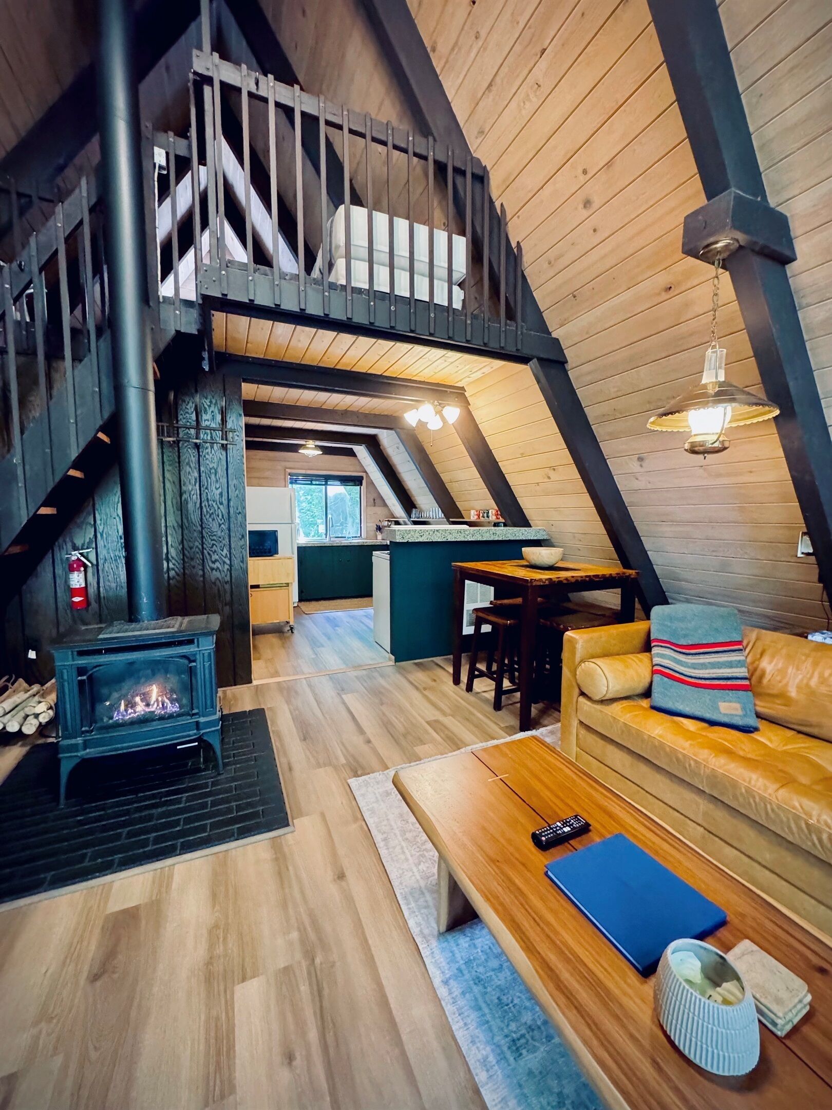 智能电视、壁炉、书、立体声音响