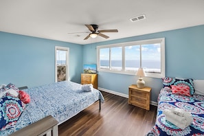 8 bedrooms, iron/ironing board, free WiFi, bed sheets - Twin Palms Beach House (Sleeps up to 26) (North Myrtle Beach)