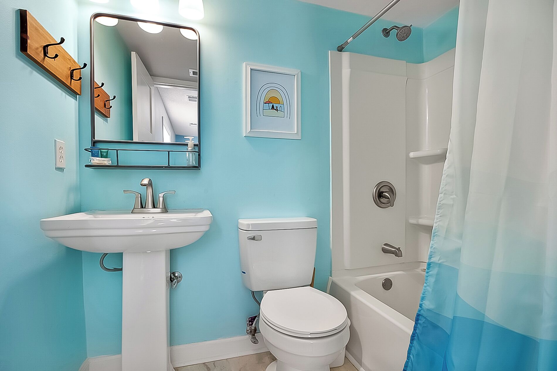 Een badkamer met een wastafel, toilet en douche.