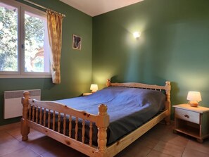 4 bedrooms, iron/ironing board, free WiFi, bed sheets
