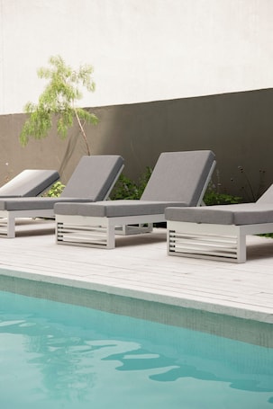 Una piscina al aire libre de temporada