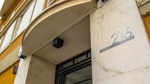 Une façade d’immeuble avec le grand numéro « 216 » et l’inscription « VIA NAZIONALE », indiquant une route nationale.