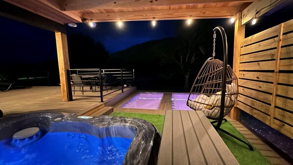 Outdoor spa tub - HoneyBee: Waterfront + Mountain View + FirePit (Glenwood)