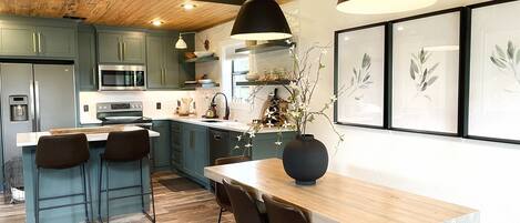 ثلاجة، ميكروويف، فرن، موقد طهي مسطح