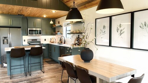 HoneyBee: Waterfront + Mountain View + FirePit