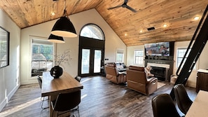 Interior - HoneyBee: Waterfront + Mountain View + FirePit (Glenwood)